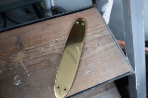 経年変化を楽しめる真鍮素材のドア用押板ks18