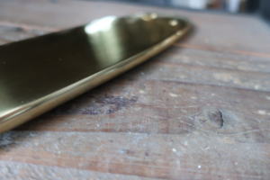 真鍮の質感が引き立つ押板ks18を斜めから撮影した画像