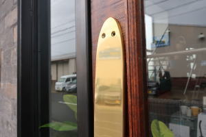 海外輸入の真鍮押板ks18とモダンなインテリアの組み合わせ