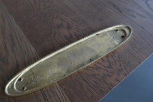 DIY初心者にも取り付けやすい真鍮押板ks18の裏面ディテール