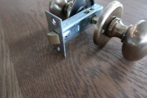 真鍮の質感が引き立つアンティーク仕上げのドアノブks19