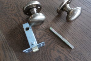 ヴィンテージ風の木製ドアに取り付けたks19