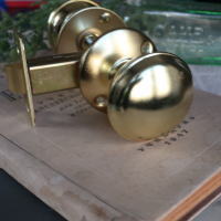 金色が美しい握り玉デザインの丸座ドアノブ,ドアリノベーションやDIYで映える空錠タイプ