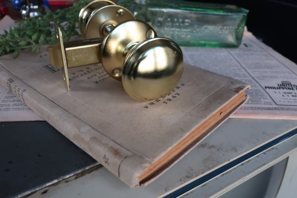 高級感あるゴールド仕上げの丸座型ドアノブ