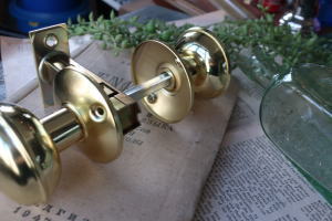 握りやすい形状の金色ドアノブ ks20