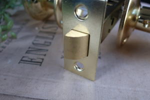 真鍮風カラーが映えるスタイリッシュなドアノブ