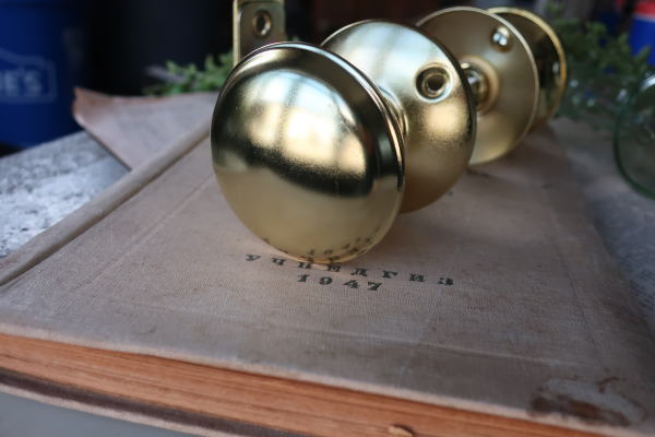 ドアを華やかに彩るアクセント金物