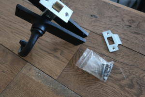 クローゼットや室内ドアに適したヴィンテージ風ブラックレバーハンドル