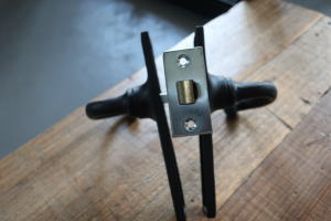 経年変化を楽しめるブラックアイアン素材のレバーハンドルks22