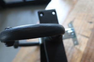 スムーズな操作性を実現するシンプルな形状の鉄製レバーハンドル