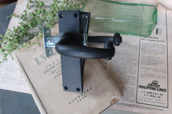 ブラックアイアン製の無垢素材レバーハンドル、室内ドアをスタイリッシュに演出