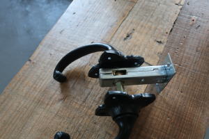 鉄素材の質感が際立つヴィンテージ風アイアンハンドル