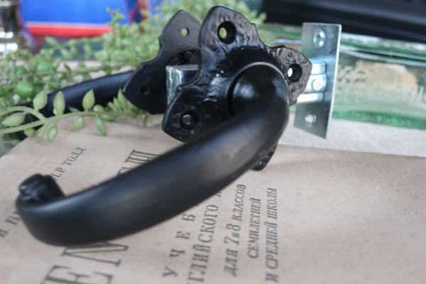 武骨な風合いが魅力的なドアハンドル