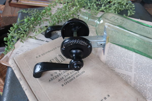 アンティークな装飾付きアイアンレバーハンドル