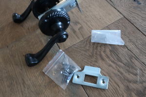 無垢ドアと相性の良いアイアンレバーハンドル