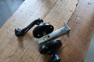 空間の雰囲気を高める装飾プレート付きレバーハンドル