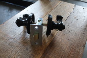 優美なラウンドプレートが特徴のレバー式ドア金物