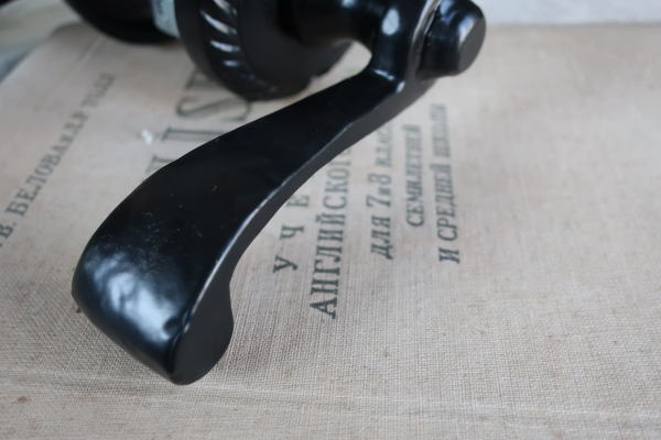 海外アンティーク風の曲線美が際立つドアハンド