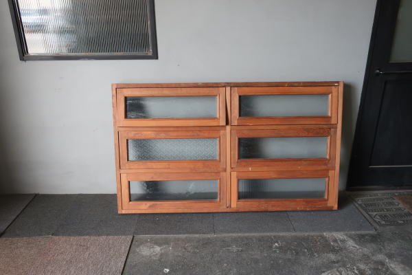 ショップで使いたいオシャレな木製窓