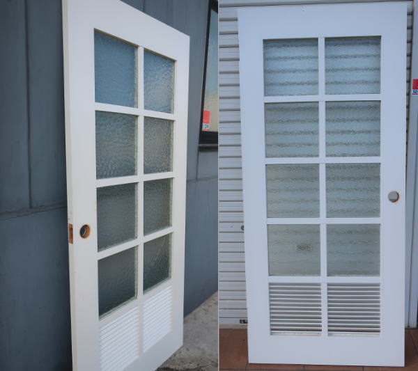 シルエットだけが見えるデザインガラスドア、明るさを確保