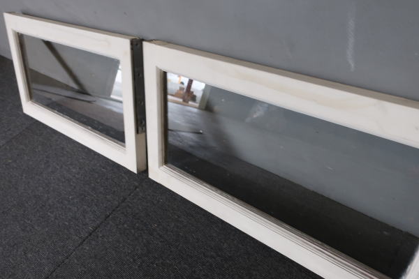 ホイトコ金物付きのスイング窓