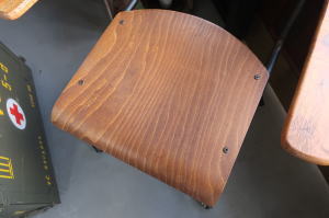 アイアン脚と木製座面の素材感が魅力のデザインチェア