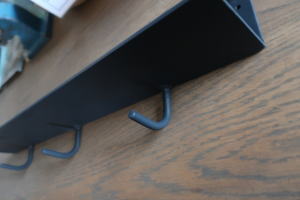 壁付けのマットブラックアイアンシェルフとフックのセット