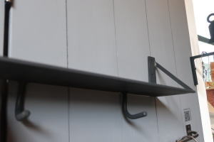 ビンテージ感漂う黒アイアンの壁付けシェルフ