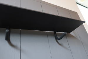 マットな黒塗装が特徴の重厚感ある壁掛け棚