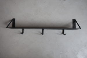 フック付きで収納力抜群の無骨なアイアンラック