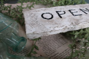 アンティークホワイトの質感が特徴のOPENサイン インテリア雑貨サイン