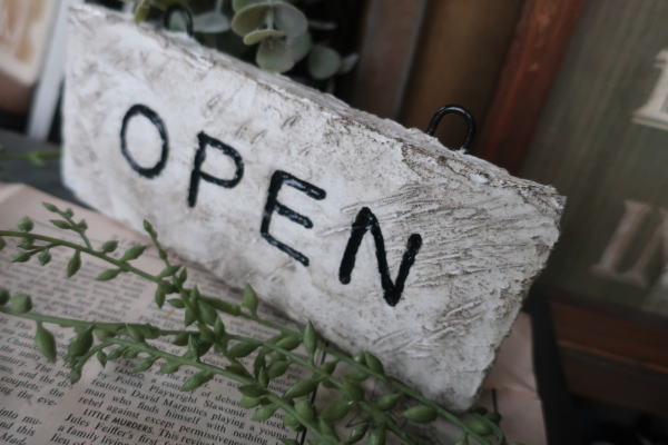 小さめサイズで飾れる店舗用OPENサイン インテリアアクセント