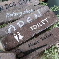 海外輸入タイルのサイン アンティーク風 店舗サイン 什器ディスプレイ 雰囲気づくり