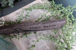 海外テイストのサインプレート タイル素材感 空間演出 インテリアサイン