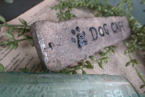 ペットカフェの案内サイン タイル素材の風合い 什器上のアクセント