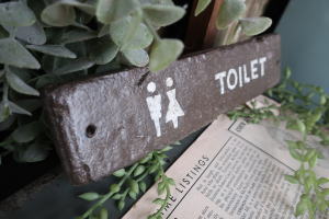 トイレ案内サイン 壁付け吊り下げ対応 タイル素材 表示を上品に