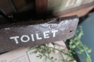 店舗サインプレート タイルの質感で整える空間表示 一点もの