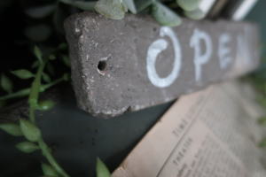 手仕事感のあるサインプレート タイル素材 什器上ディスプレイ