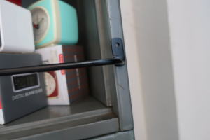 横向き設置で使いやすい側面付けデザインのアイアンバー