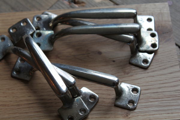 収納扉に付け替えたいおしゃれハンドル