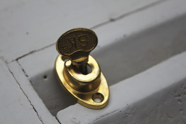 引戸用の締り鍵の販売