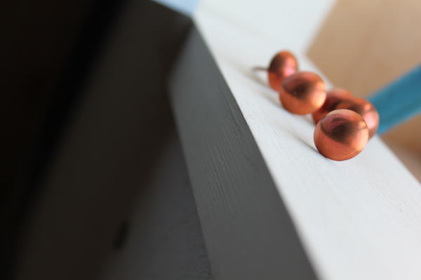 家具やドアのアクセントになる飾り鋲