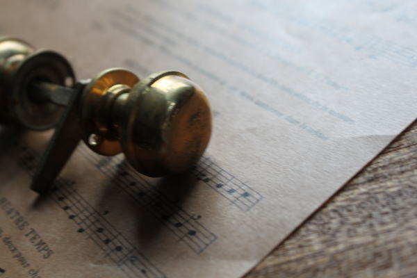 収納扉に使いたいノブラッチの販売