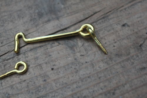 扉の簡易ロックに使いたいかわいい金物