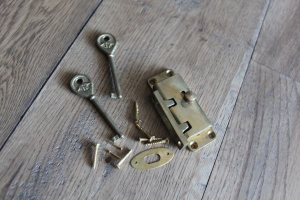 キー付きのかわいいラッチ