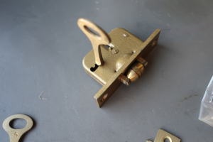 ハンドル用のだるまラッチ