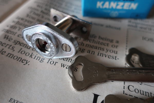 アンティーク調の引戸用ロック,かわいい鍵付きタイプ a455