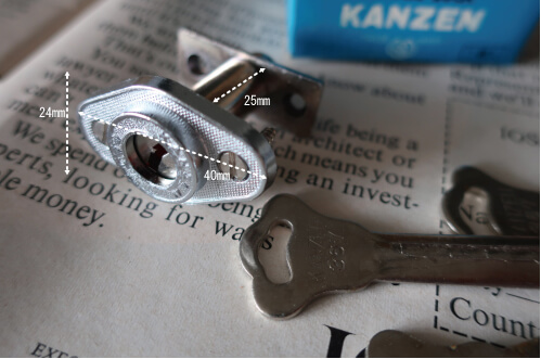 ノスタルジックな雰囲気の引戸鍵,クラシックな金物デザイン