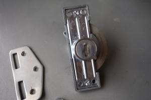 昔懐かしの引き戸鍵