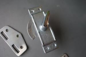 引き戸用のかわいい鎌錠